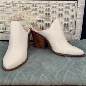 *NWOT* White Snakeskin Heeled Mule